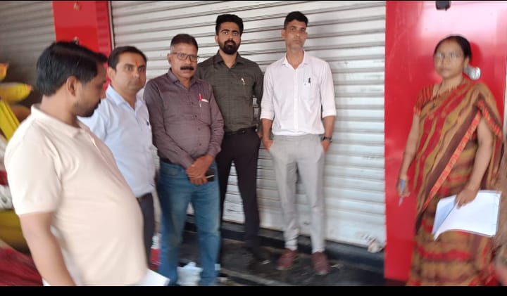 ग्राम उदारी में मेसर्स मुश्ताक एग्रो एजेंसी में बगैर वैध दस्तावेज के हो रहा था दुकान का संचालन बिक्री पर लगाया प्रतिबंध 